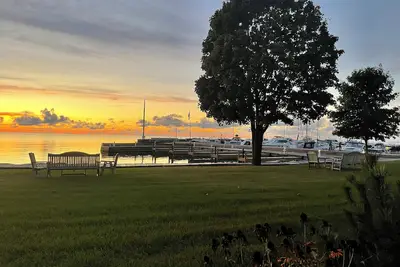 Image de Sister Bay Waterfront \n2BR/2ba \nGround level porch, lawn, pier, waterfront