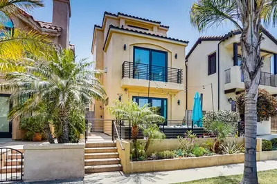 Image de Superb & Generous Beach House in Downtown Huntington Beach