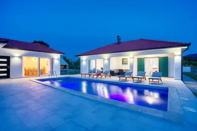 Image de Villa Lake with heated pool and magical views