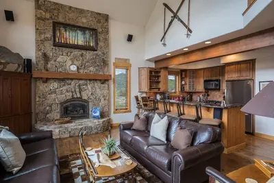 Image de On Free City Bus Route! Hot Tub! Heated Garage!