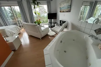 Image de Entire Suite, Ocean, mountain view, jacuzzi in the Suite, next to Mount Maxwell park