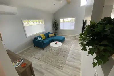 Image de Close to Downtown, Newly Renovated, Walk to Shopping, Dining, Drinks