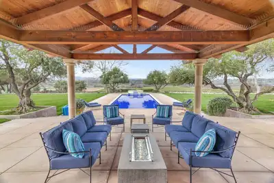Image de Luxury Paso Villa w/ pool, jacuzzi, ping pong & bocce ball - 10 min to downtown!