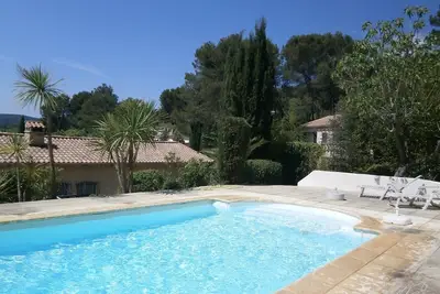 Image de Belle propriété sur les hauteurs avec piscine prive couverte et découvert