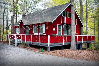 Image de Unwind to the sounds of nature in this wooded view chalet