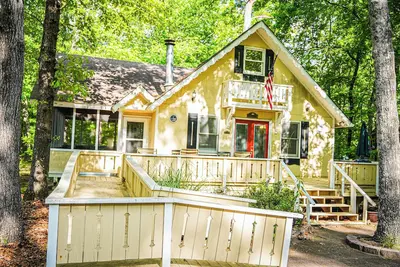 Image de Recently renovated wooded view chalet steps away from Lake Innsbruck!