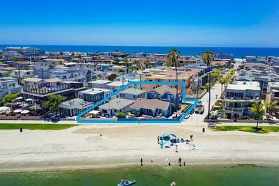100' of Water Front * 3 Houses * 7 Parking * Ac