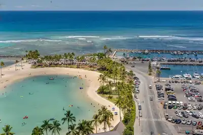 Image de Ilikai 2422 Deluxe Ocean/Lagoon View Condo, New Remodel High Floor Kg Bed, Sofa Bed