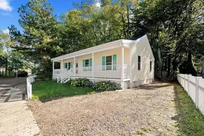 Image de Recently renovated including new furniture and appliances