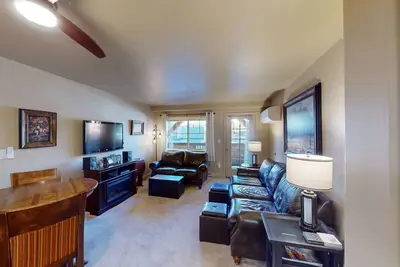 Image de Well-appointed condo with pool, hot tubs, W\/D & mountain view -convenient locale