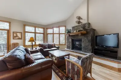 Image de Walk-to-Lift Townhome w/ Fireplace, Fast WiFi, Garage & Shared Pool/Hot Tub