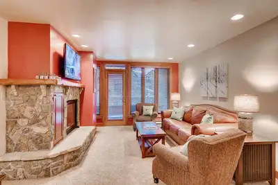 Image de Walk-to-Lift Condo w/ Gas Fireplace, WiFi, Shared Pools/Hot Tubs/Gym/Sauna