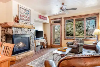 Image de Walk to the Gondola! Resort Condo w/ Fireplace, WiFi, Shared Pools/Hot Tubs/Gym!