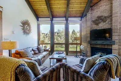 Image de Beautiful mountain condo with balcony, deck, hot tub & pool & washer/dryer
