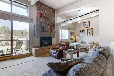 Image de Ski-In/Out Top-Floor Condo w/Free WiFi, Fireplace, and Shared W/D, Hot Tub, Pool