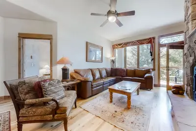 Image de Ski-In/Out Condo w/Free WiFi, Gas Fireplace, Balcony, Shared Hot Tub, Pool, Gym