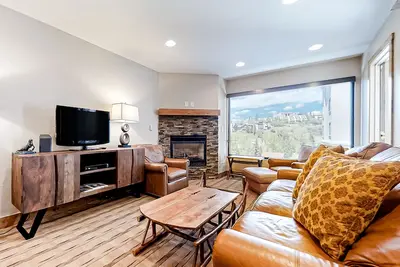 Image de Ski-in/ski-out condo in Sheraton with pool, hot tub, mountain view & fireplace