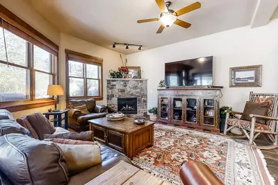 Image de Gorgeous & roomy townhouse with pool, hot tub, chef's kitchen, & mountain view