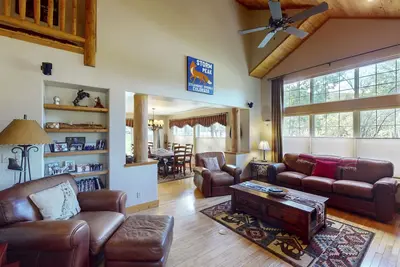 Image de Dog-Friendly Home w/ Mountain Views, Washer/Dryer, Balcony, Deck & Free WiFi