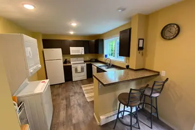 Image de North End- Versatile Studio w/ Full Sized Kitchen & Bath- Clean!