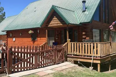 Image de Cozy, Quiet Small Town Log Home. With Beautiful Mountain View.