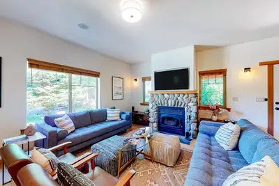 Image de Friendly Home with Private Hot Tub, High-Speed WiFi, and Wood-Burning Fireplace