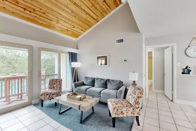 Image de Contemporary Condo w/ Fast WiFi, Shared Pool, Pool Spa, Tennis, & Boat Dock