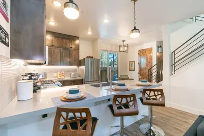 Image de Luxury, spacious and cozy lake house with 3 masters.