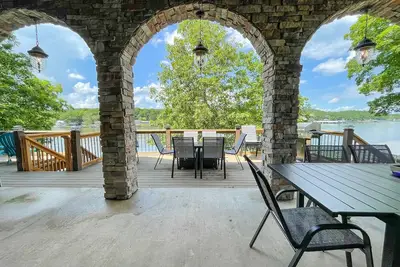 Image de Lake Escape - 9 Bdrm w\/Awesome Decks & Dock