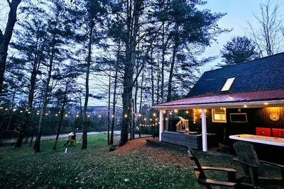 Image de Chalet w/Hot Tub & Outdoor Tv, Fire Pit, Pool Nearby, Prvt. trail & playground!
