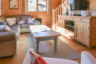Image de Chalet cosy de 4 chambres pour 8 personnes, proche bus et pistes, équipement complet et moderne!