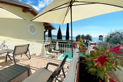 Image de Residence Limoni del Rustichel: Apartment N. 3 with lake view, underground parking and pool.