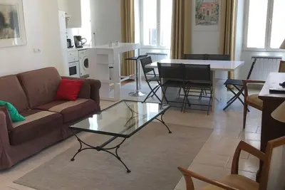 App tout confort Carré d’or 150 m mer 50m gare séjour40m2 2 ch  2sdb 6 couchages