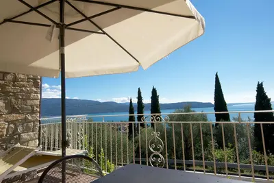 Image de Residence Limoni del Rustichel: Apartment N. 9 with lake view, underground parking and pool.