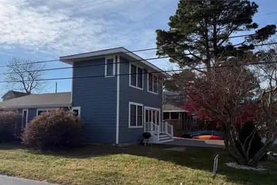 Image de Pet Friendly! Charming vintage South Bethany Beach vacation home on a canal with deck and boat dock is just perfect for a family get-away!