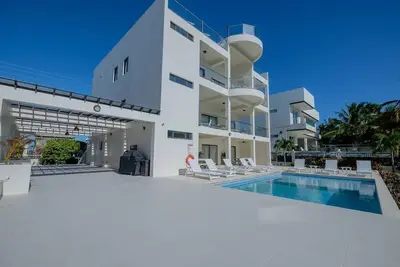 Image de Casa Blanca - Luxury Beachfront Home with Private Boat