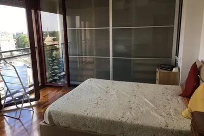 Image de appartamento luminoso con balcone, silenzioso davanti a un parco vicino a Gym