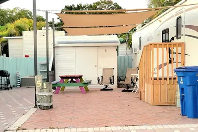 Image de Happy Camper's Tropical Oasis