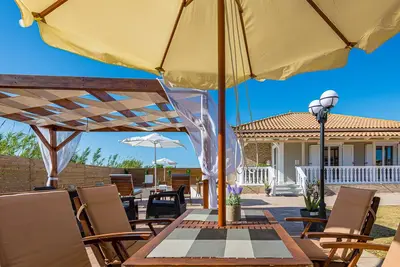 Image de 2 Bedroom Villa Blossom with private pool, beautiful garden and Bbq area.