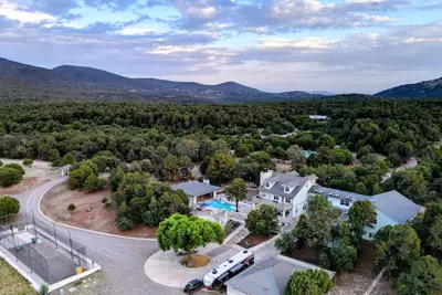 Image de East Wing - Exquisite Mountain Estate with Pool