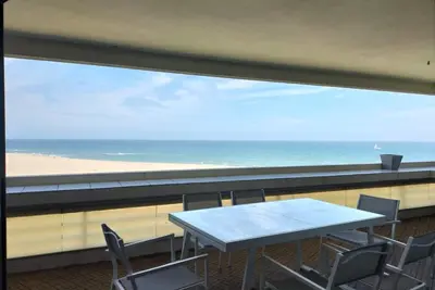 Image de Appt 1ère ligne 2 terrasses 3 chambres accés direct à la plage