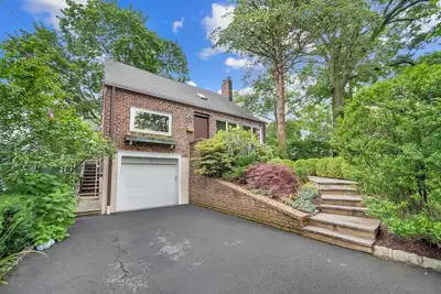 Image de Turnkey 5 Bedroom Home in Prime Larchmont