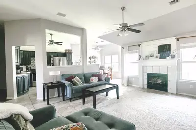 Image de 4 bedroom 3 bathroom home in middle of quiet neighborhood.
