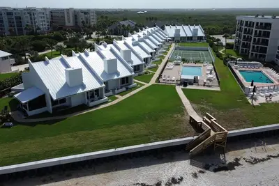 Image de Updated large Beachfront townhome 4 bedrooms, 3. 5 baths + loft.