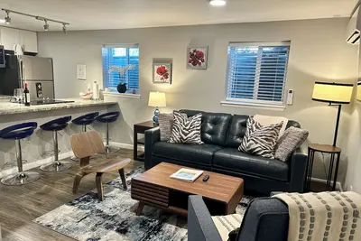 Image de Fully stocked new apt, work from home + Free Parking!