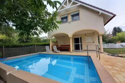Image de Maison de vacances avec douche de jardin et piscine