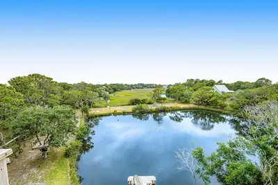 Image de Fantastic coastal retreat with private dock, gas grill, two decks, & fast WiFi