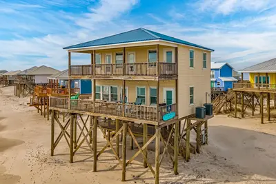 Image de 10 Steps to the Gulf Beachfront, Dog-Friendly Home w/ 2 Decks, Ac, WiFi & W/D