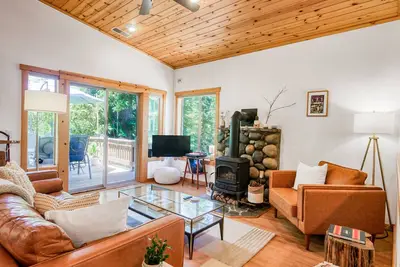 Image de Serene mountain gem with large deck, forest views & grill