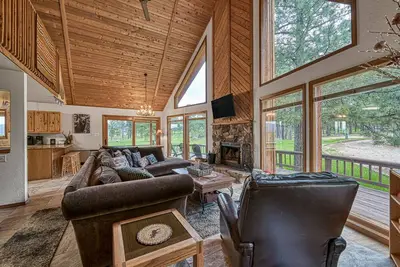 Image de Mountain View Cabin w/ Free High-Speed WiFi, Wood-Burning Fireplace, & Firepit